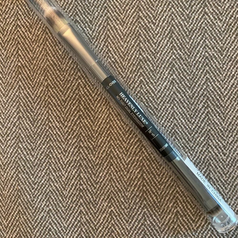 IT Cosmetics Dual Eyeshadow Brush New Unopened